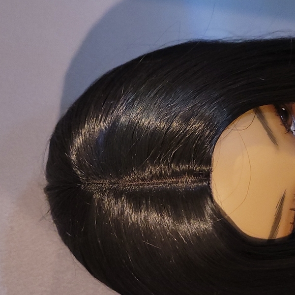 Sleek Straight Black Shoulder Length Wig - Picture 5 of 6